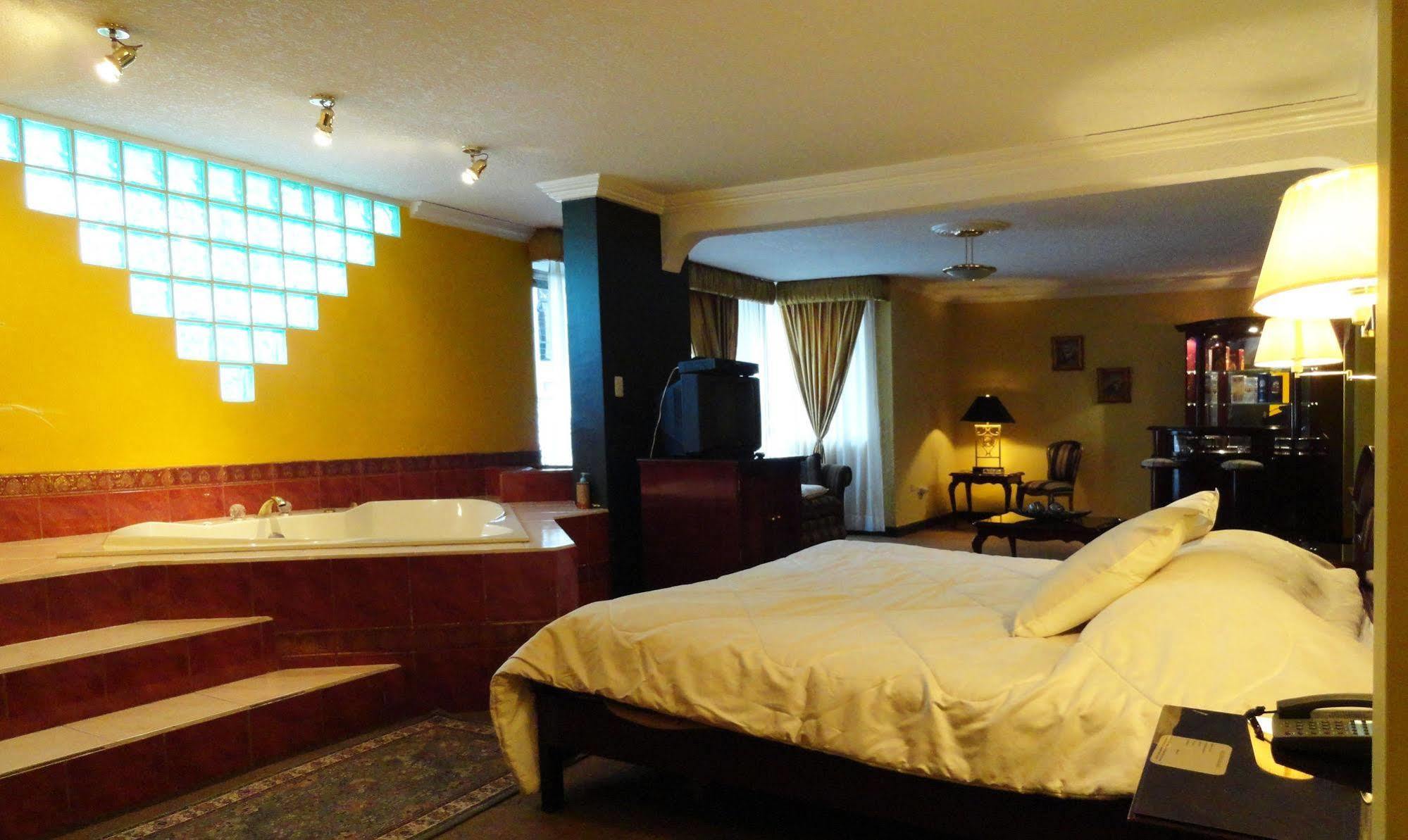 Hotel Suites Gonzalez Suarez キト エクステリア 写真